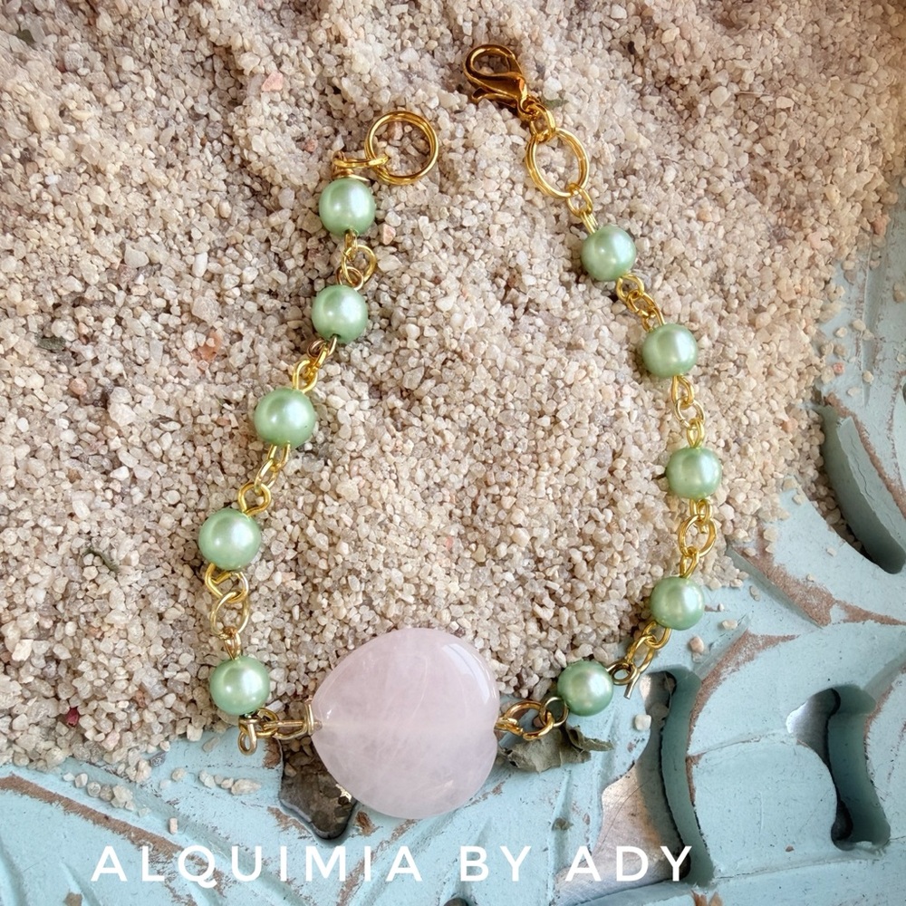 Alquimia Gold Chain Bracelet with Light Green Pearls & Rose Quartz Heart